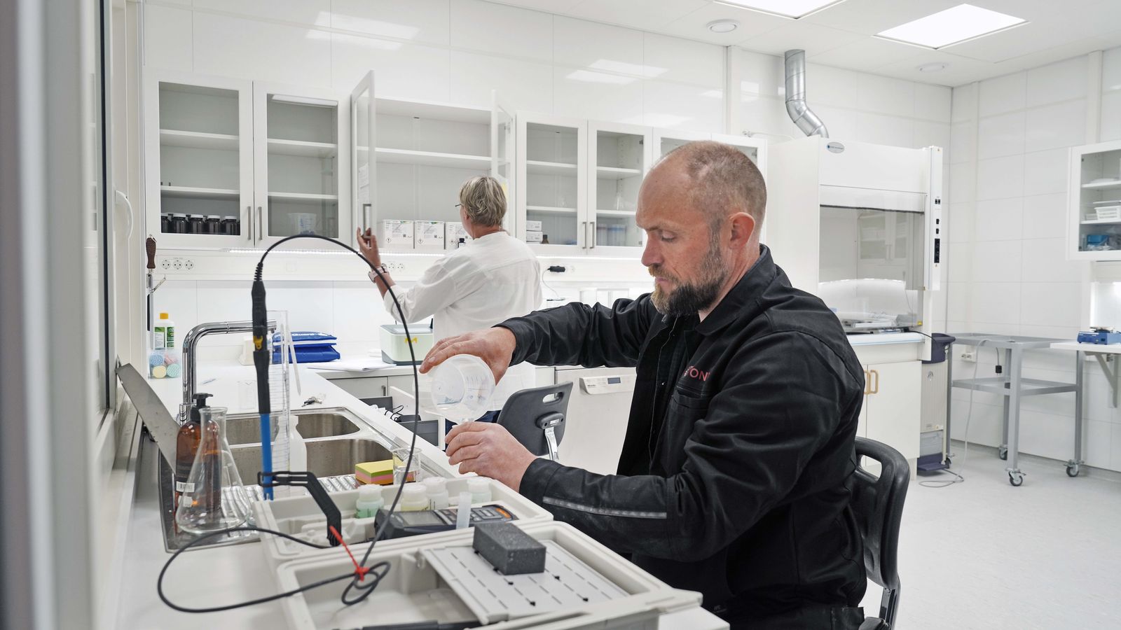 Yngve Hjertenes analysing water samples in the Academy laboratory